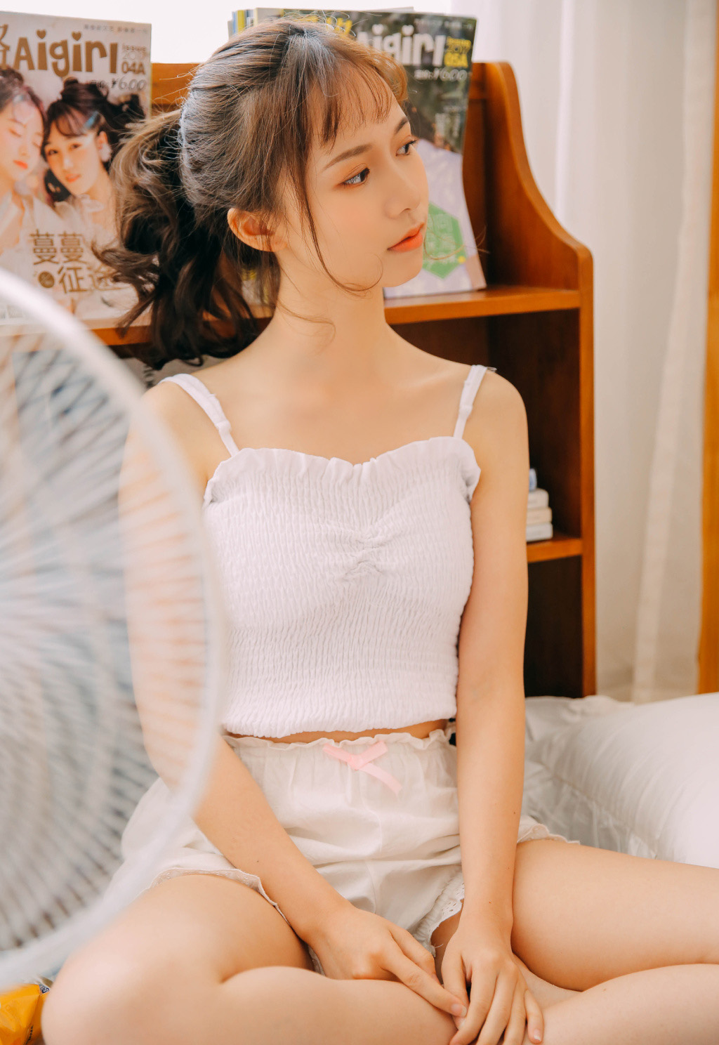 高清00后青春美少女热裤美女吊带锁骨性感私房写真图片