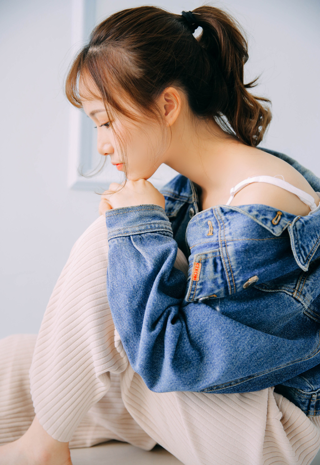 高清00后青春美少女热裤美女吊带锁骨性感私房写真图片