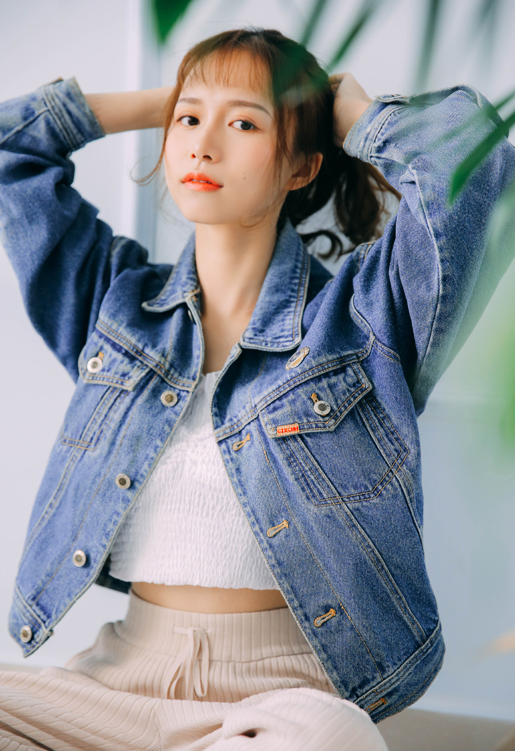 高清00后青春美少女热裤美女吊带锁骨性感私房写真图片