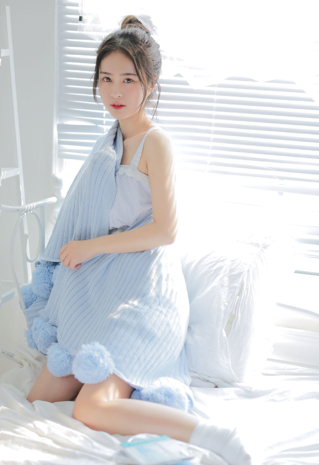 高清清纯床上美女吊带壁纸图片图片