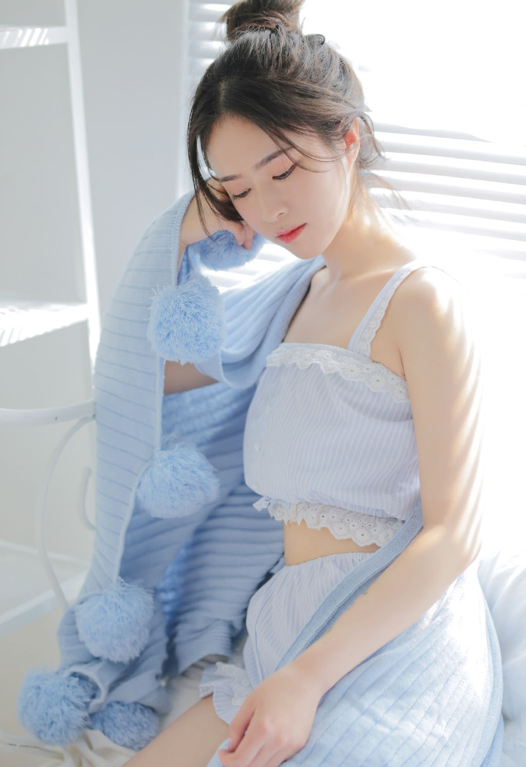 床上美女图片