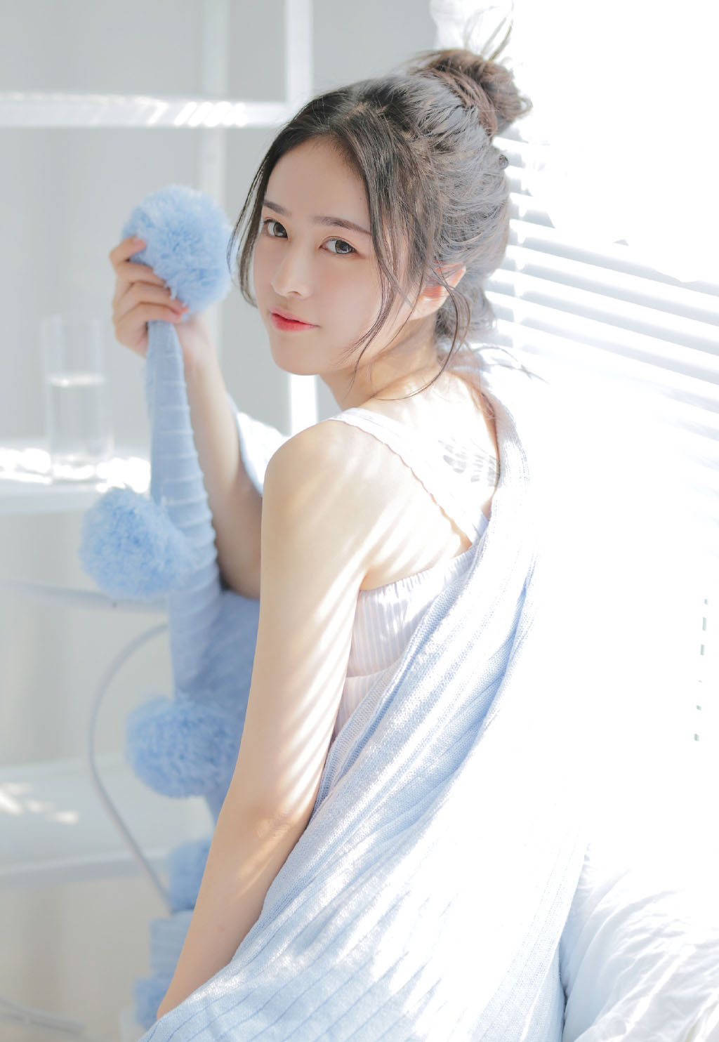 床上美女图片