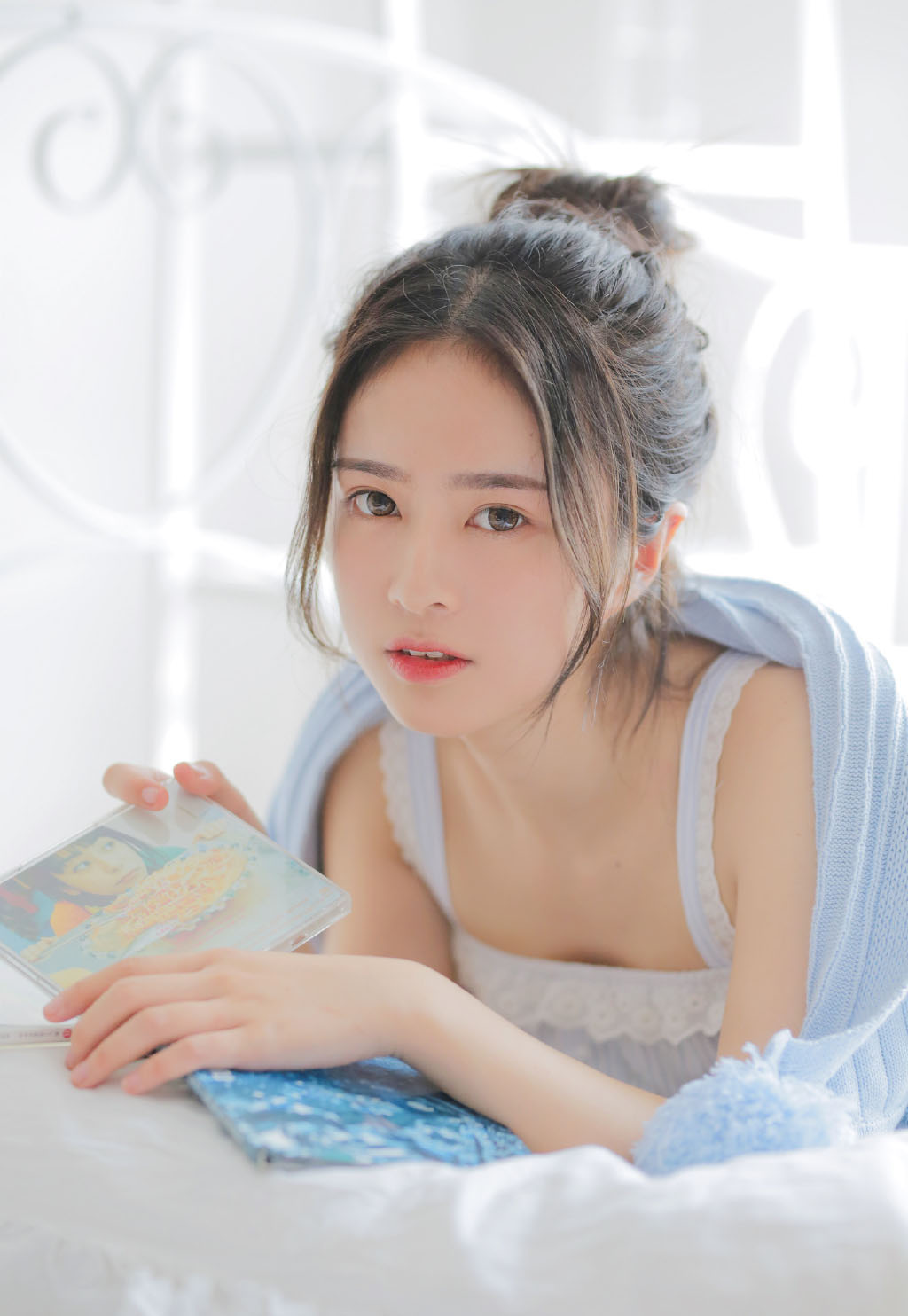 床上美女图片