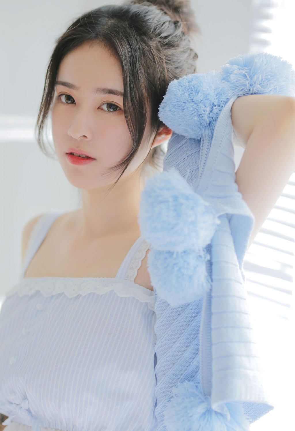 床上美女图片