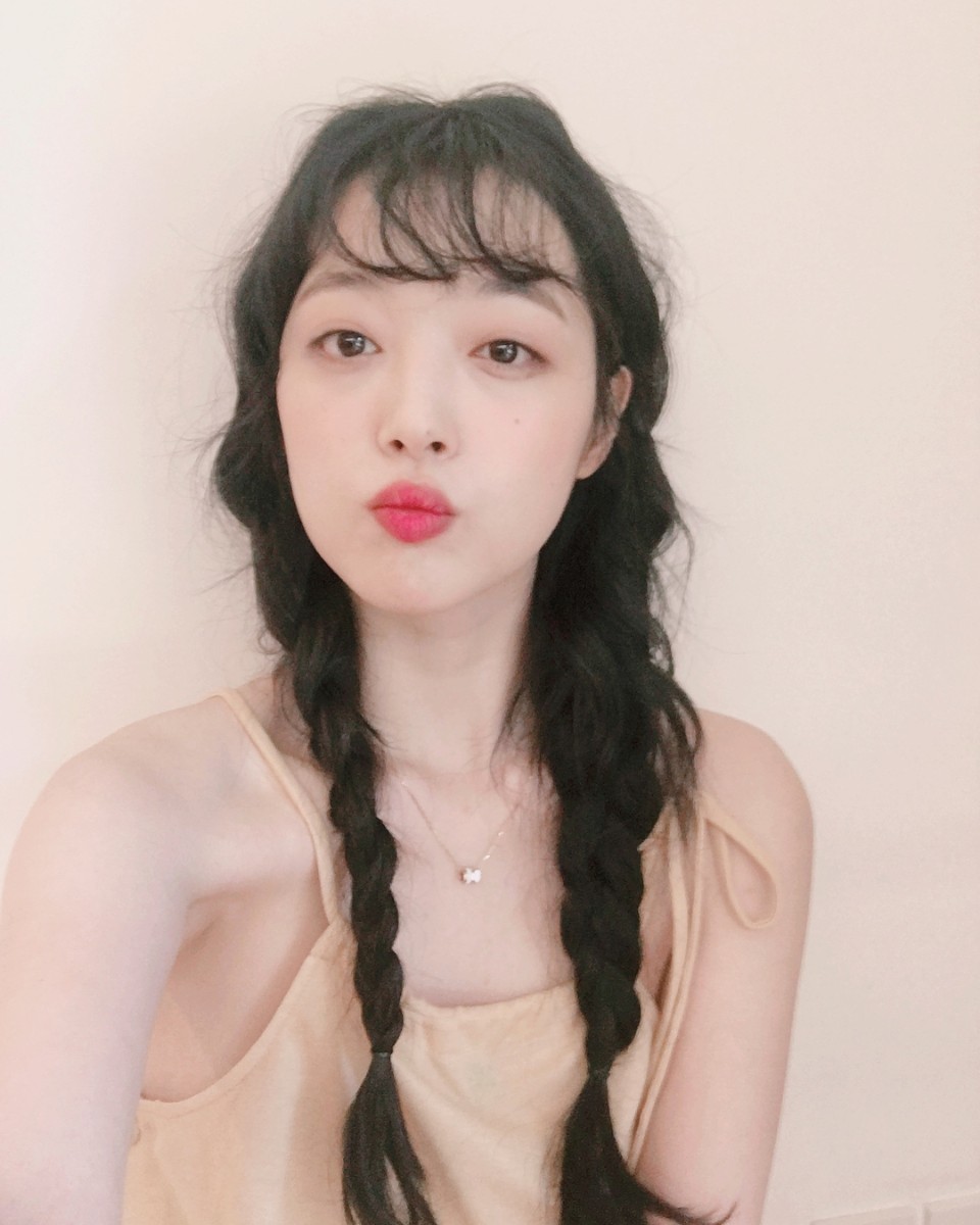 性感美女明星崔雪莉大胆车内自拍照图片图片