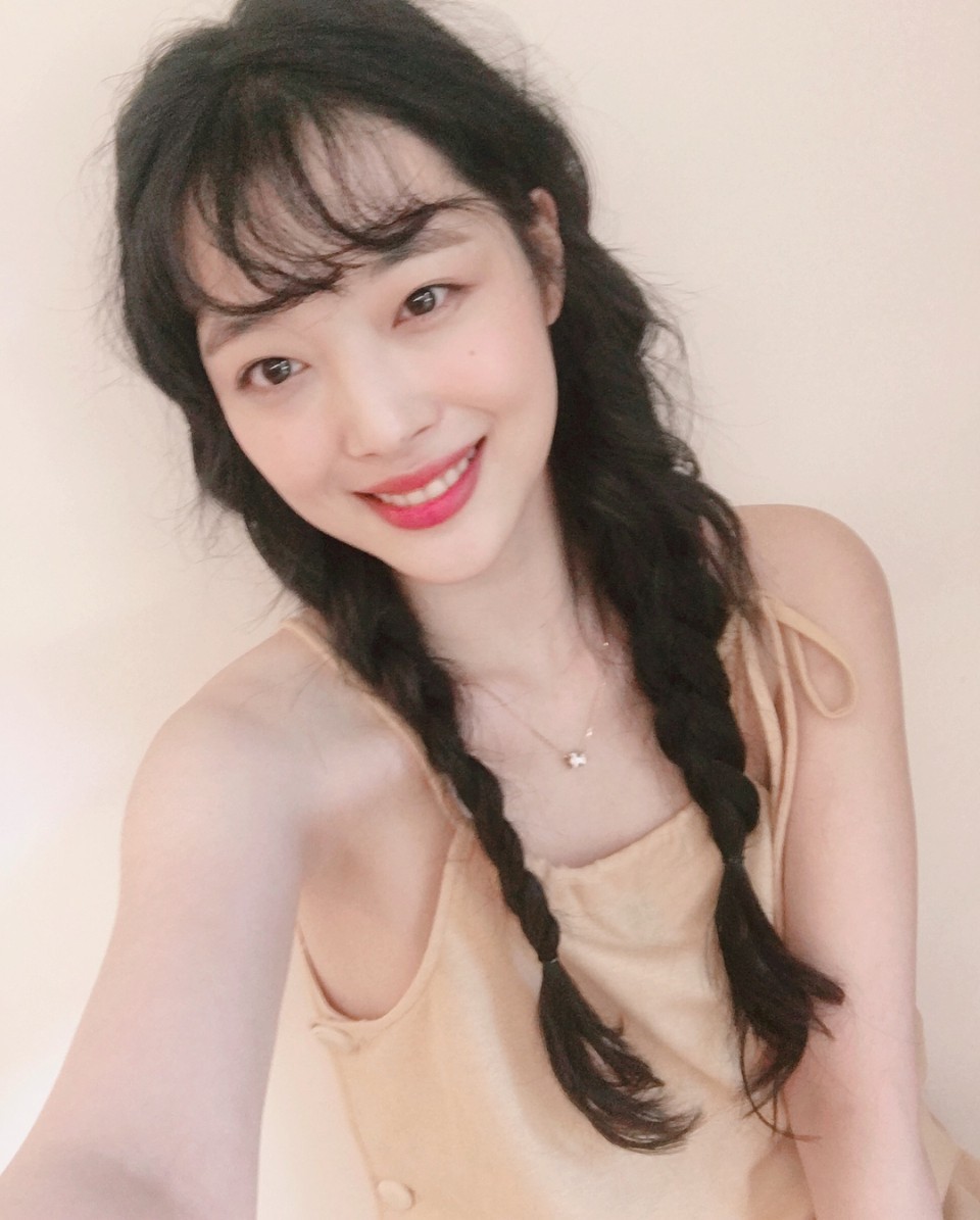 性感美女明星崔雪莉大胆车内自拍照图片图片