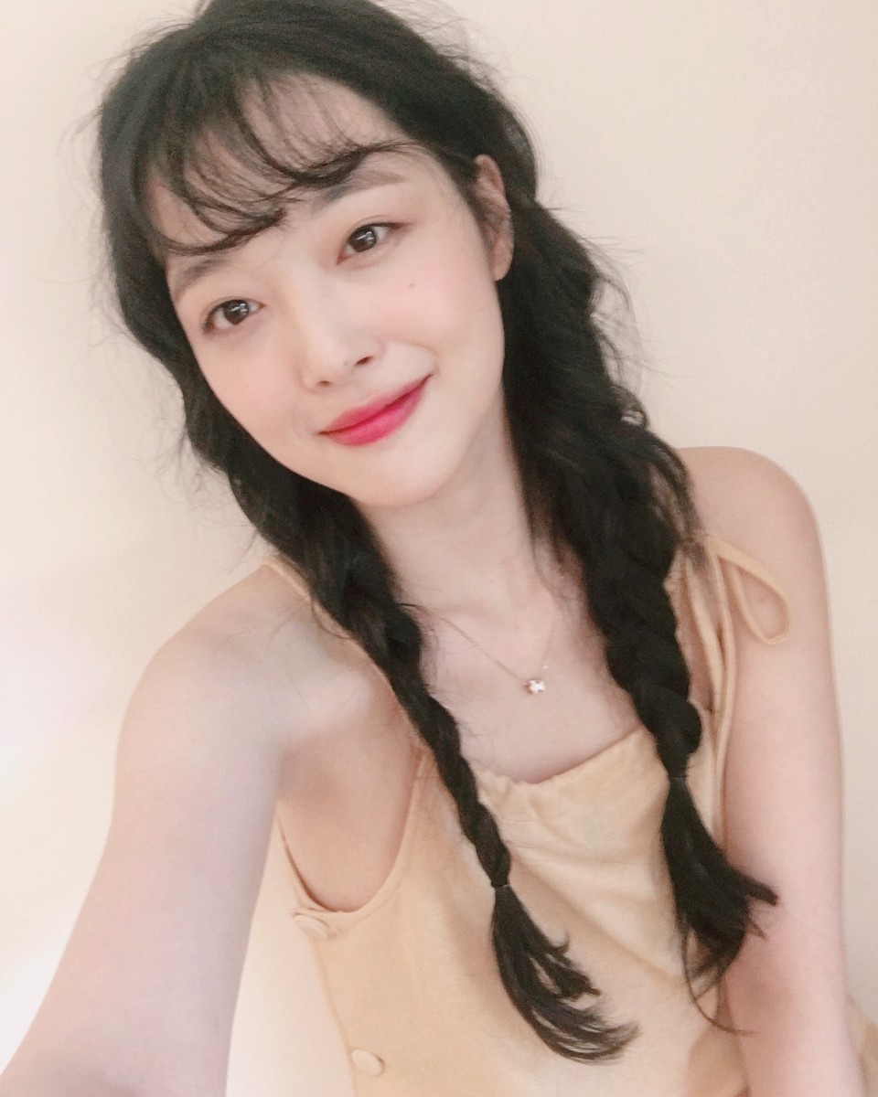 性感美女明星崔雪莉大胆车内自拍照图片图片
