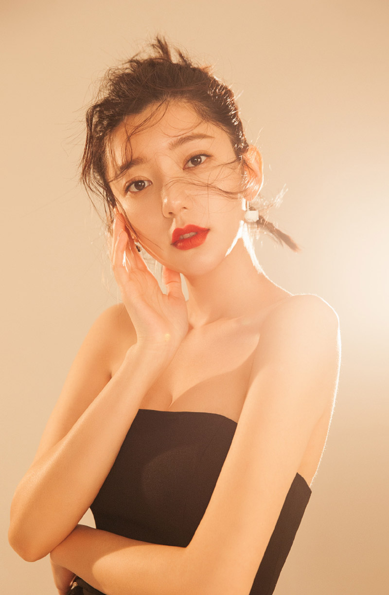 中国台湾流行乐女歌手、影视演员、平面模特郭雪芙玩性感居家写真露香肩锁骨图片图片