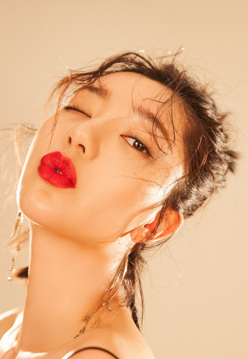 中国台湾流行乐女歌手、影视演员、平面模特郭雪芙玩性感居家写真露香肩锁骨图片图片