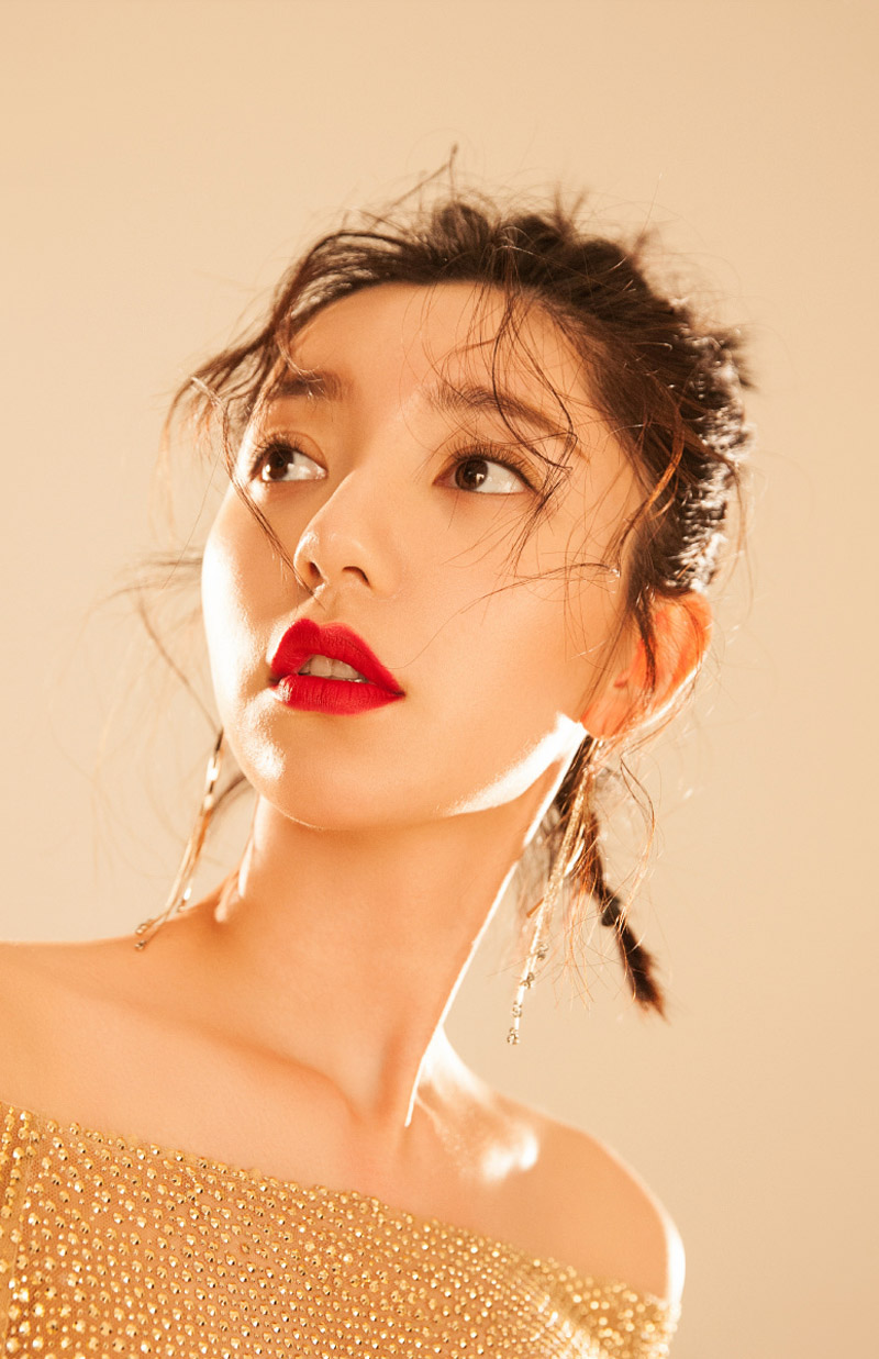 中国台湾流行乐女歌手、影视演员、平面模特郭雪芙玩性感居家写真露香肩锁骨图片图片