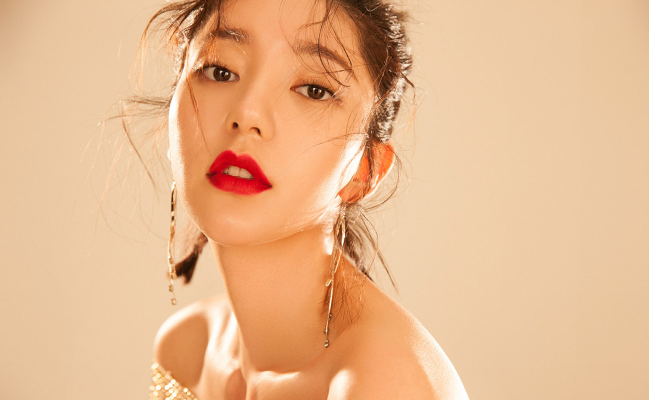 中国台湾流行乐女歌手、影视演员、平面模特郭雪芙玩性感居家写真露香肩锁骨图片图片