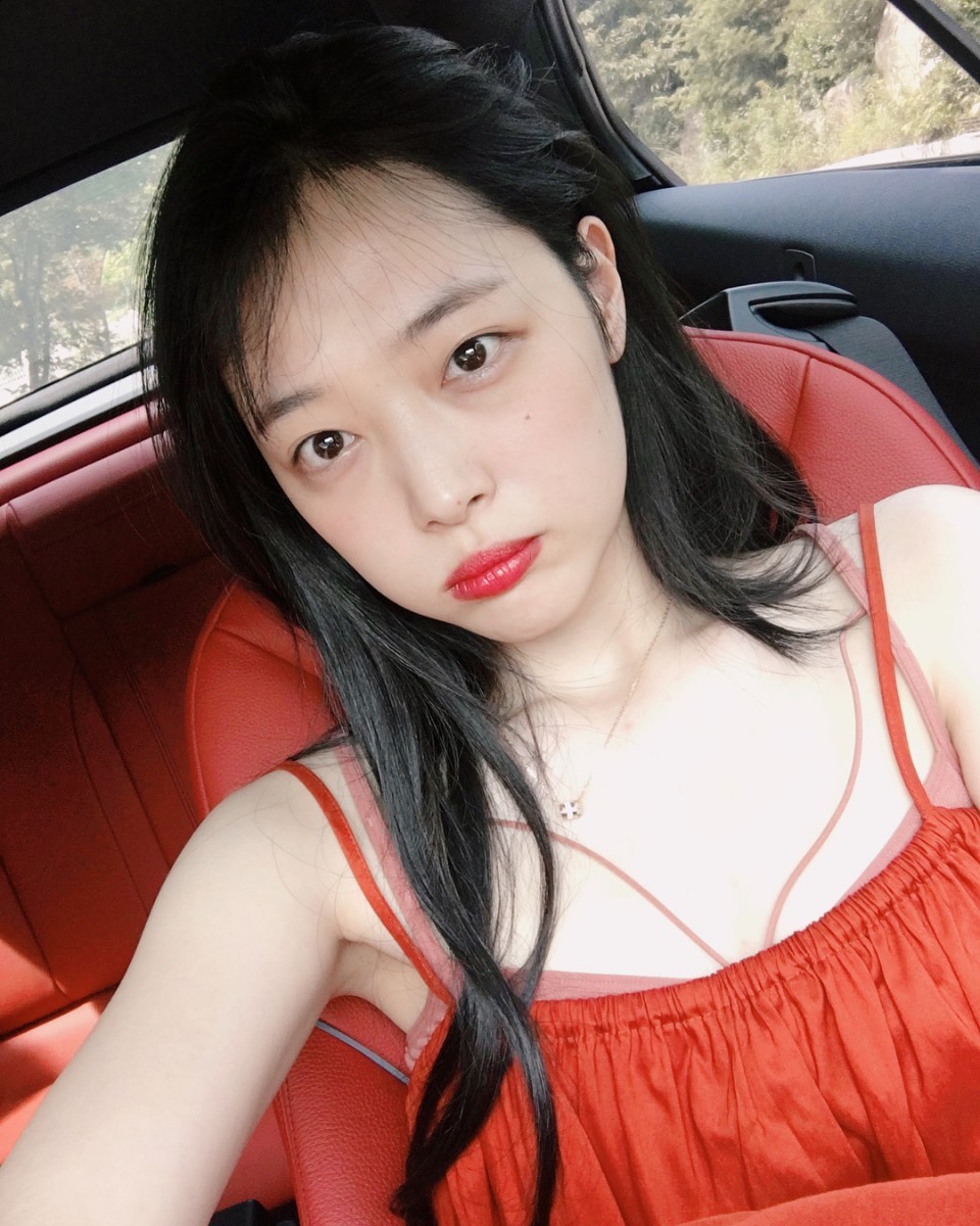 性感美女明星崔雪莉大胆车内自拍照图片图片