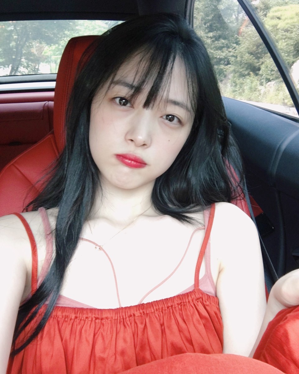 性感美女明星崔雪莉大胆车内自拍照图片图片