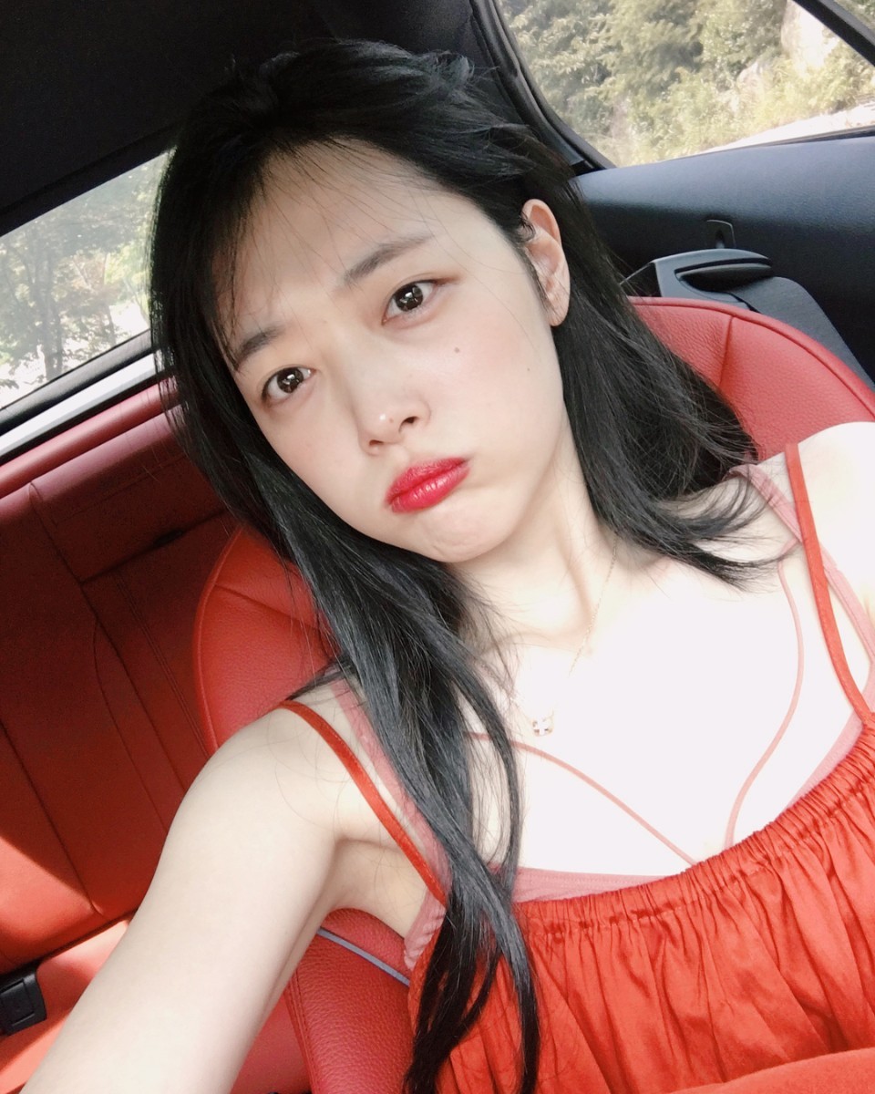 性感美女明星崔雪莉大胆车内自拍照图片图片
