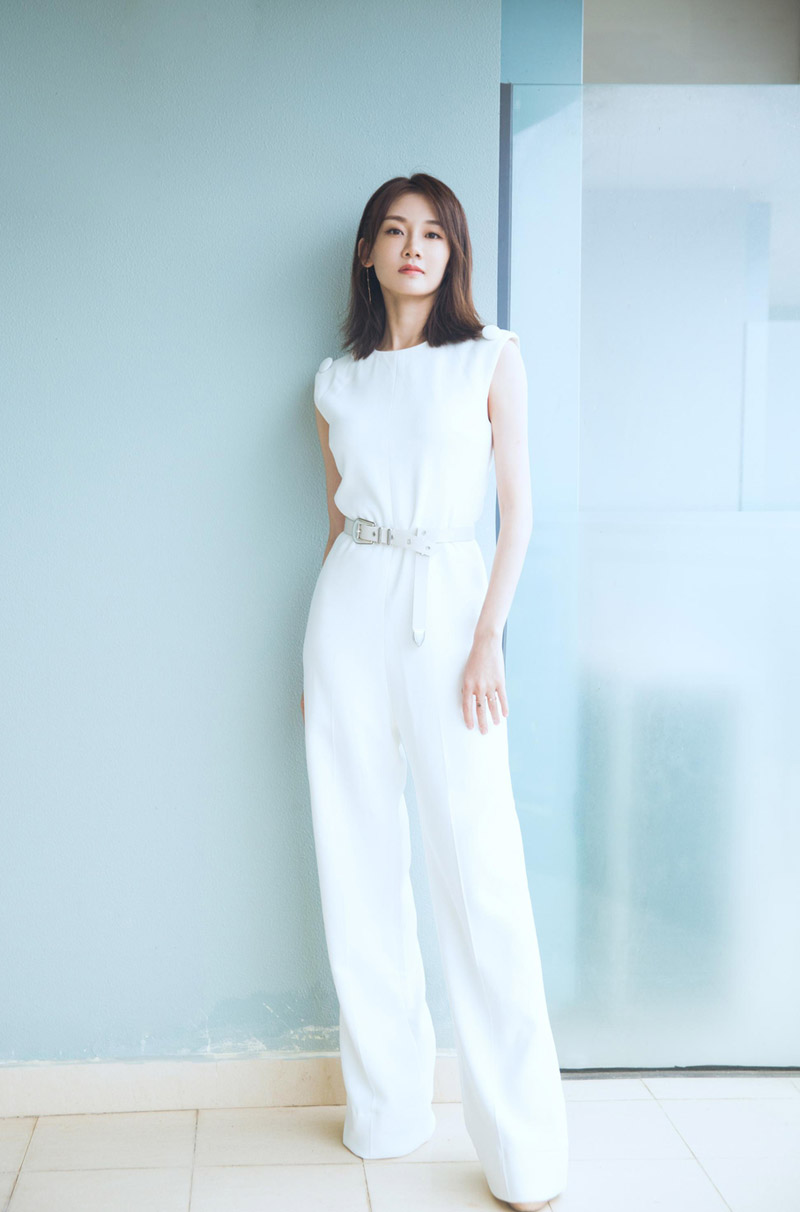 高清中国内地女演员美女苗苗白衫黑裙性感写真图片图片