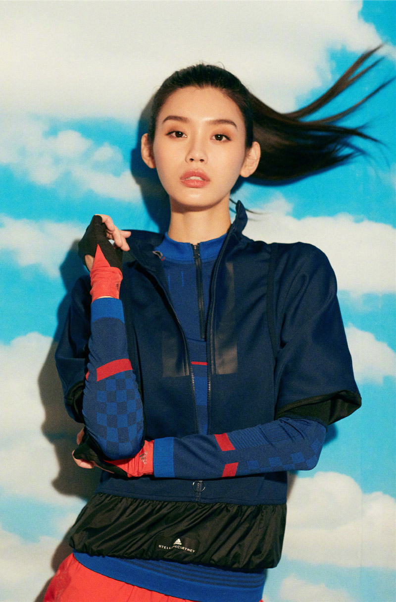 中国内地上海女模特奚梦瑶魅惑红唇曼妙身材性感大片写真图片