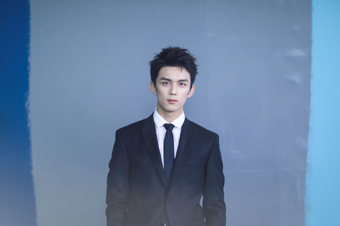 中国内地男演员吴磊黑色西装超帅写真图片图片