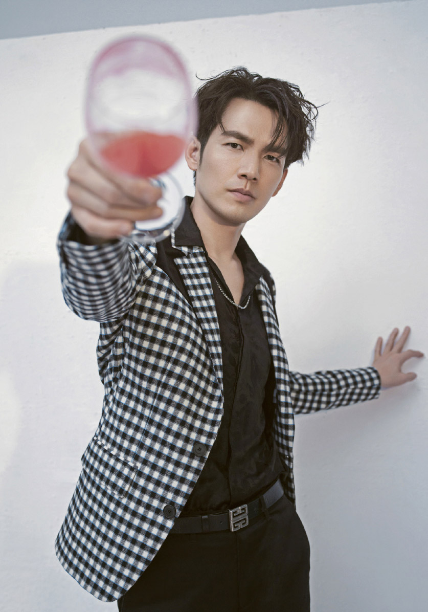 高清中国香港影视男演员钟汉良刘小小演绎情侣写真潮范十足图片