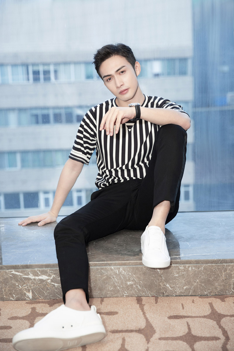 中国大陆江苏无锡男演员魅力型男张彬彬时尚杂志封面图片图片