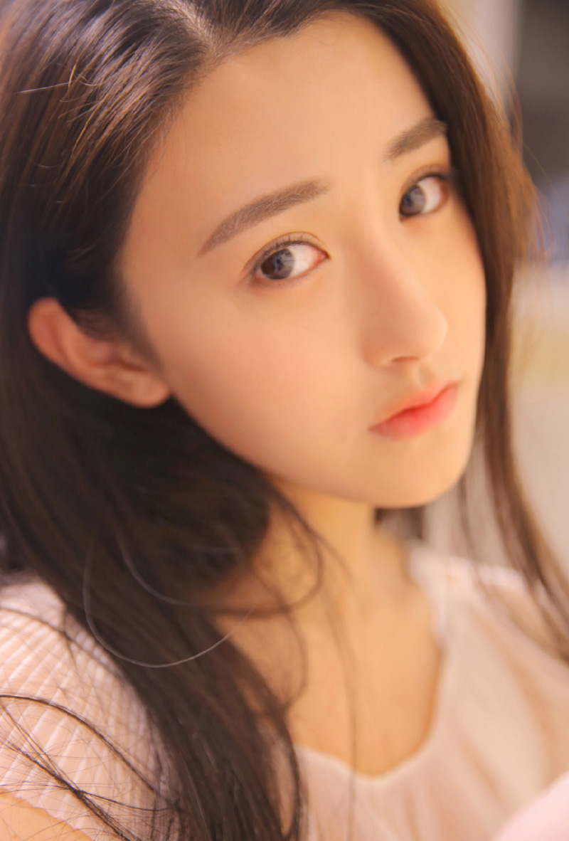 高清上海美女朱圣祎复古典雅露背裙写真图片图片