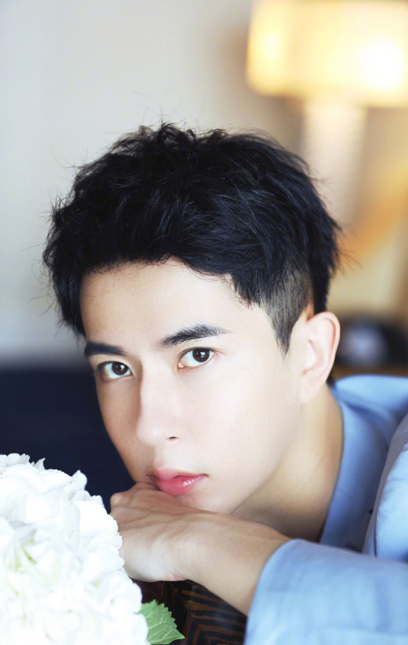 高清新疆乌鲁木齐男明星于朦胧西装白鞋出席某活动现场写真图片图片