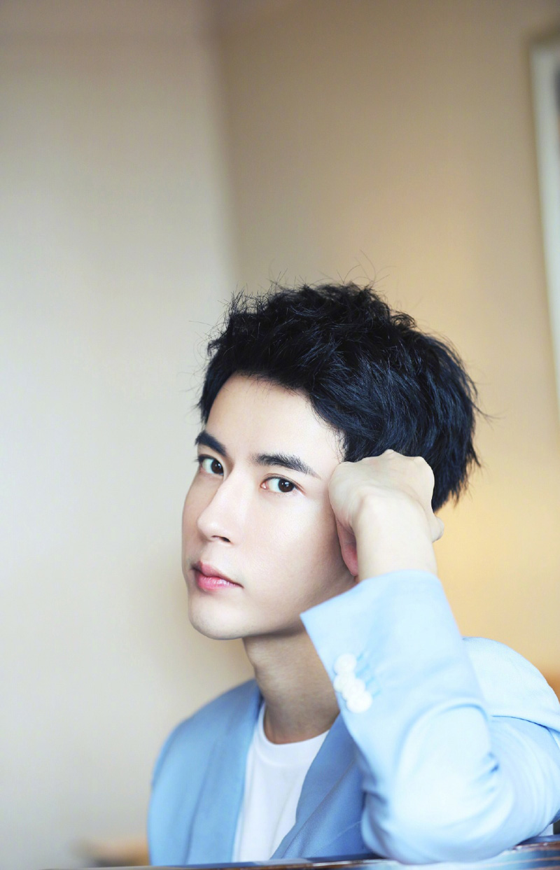高清新疆乌鲁木齐男明星于朦胧西装白鞋出席某活动现场写真图片图片