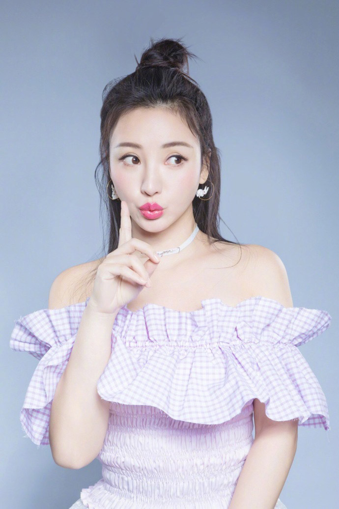 中国内地湖南衡阳女演员柳岩写真电脑桌面壁纸之网络美女图片