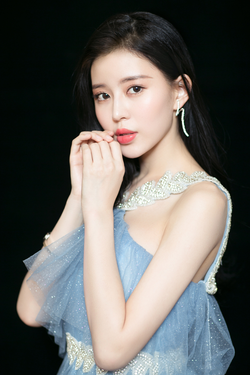 中国内地广东省深圳女演员温心swan图片（一）：深大校花温心卷发清纯写真图片图片