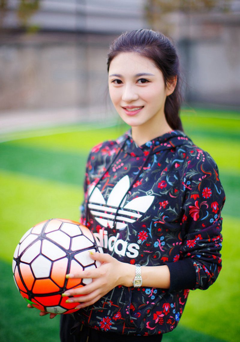 大眼睛元气美少女运动风甜美写真图片图片