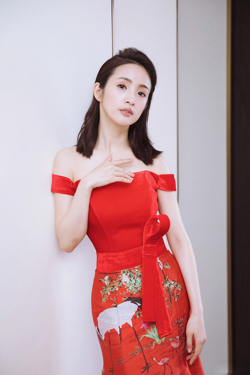 林依晨迷人微醺装时尚杂志写真图片