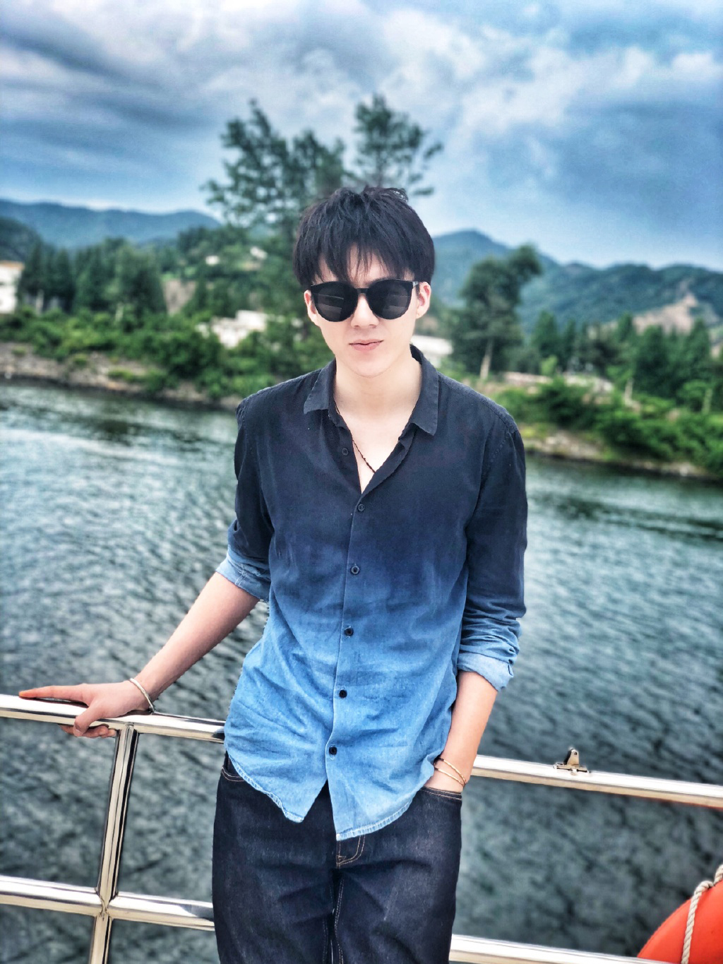 高清男明星刘宇宁镭射连体工装服帅气图片图片