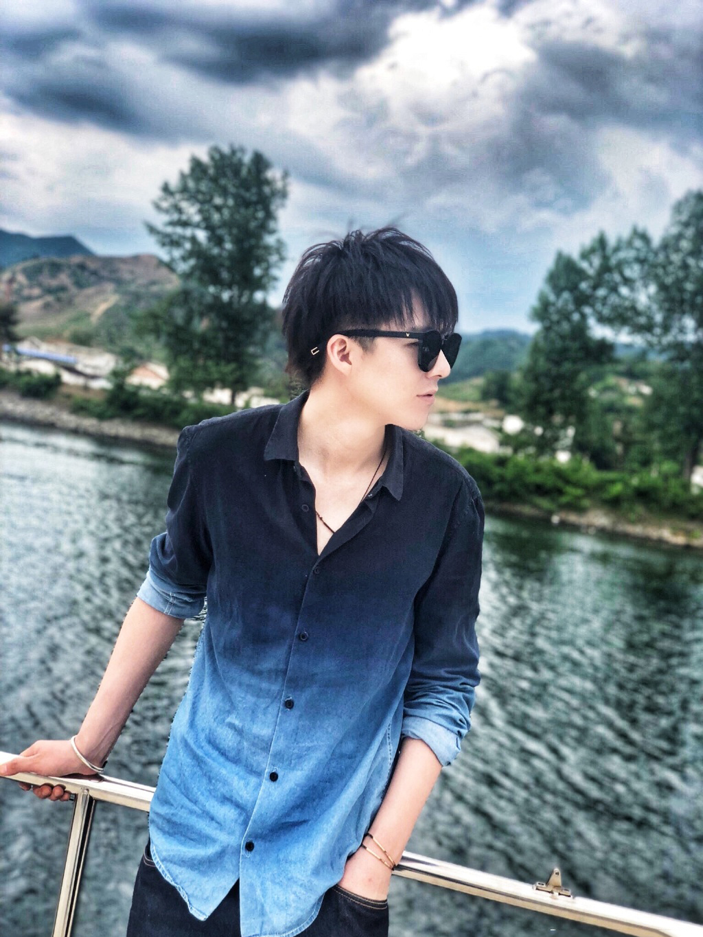 高清男明星刘宇宁镭射连体工装服帅气图片图片