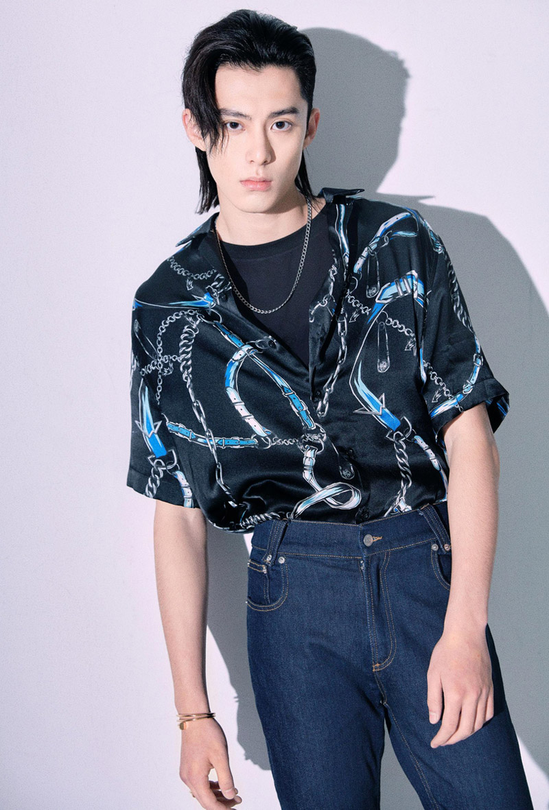 高清男星王鹤棣休闲运动装帅气写真图片图片