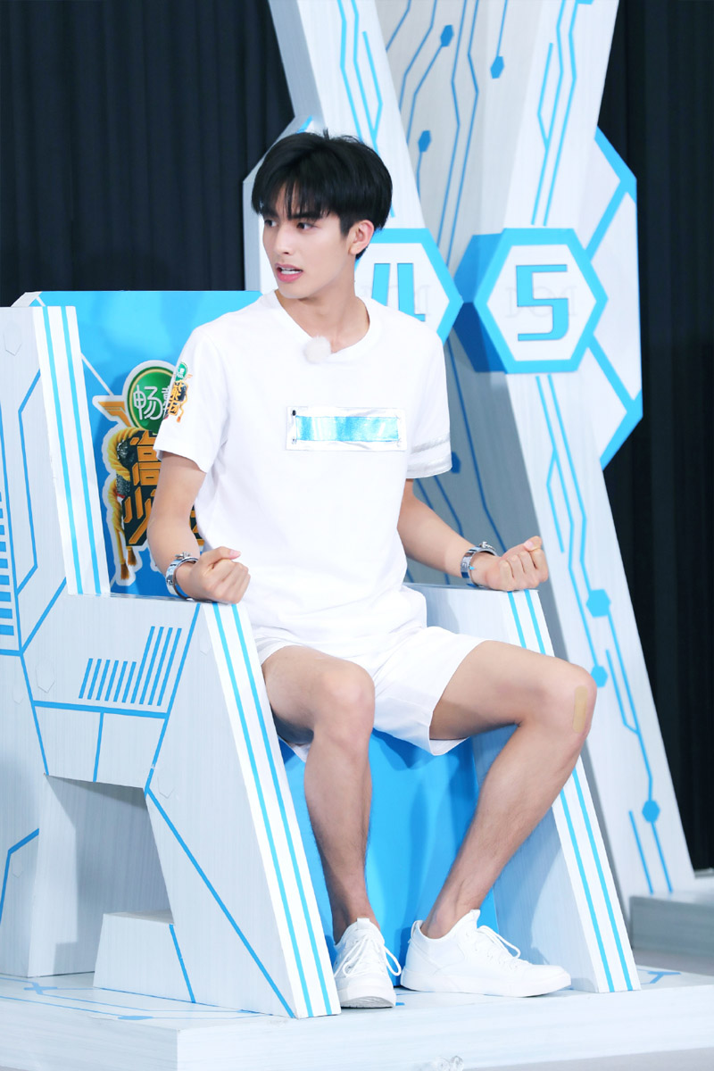 宋威龙《高能少年团》帅气图片图片