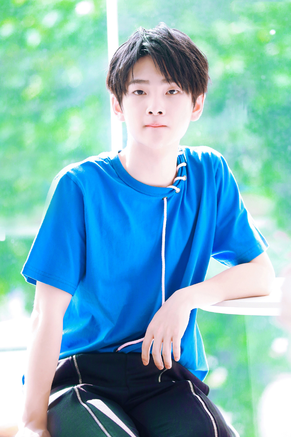 高清大陆男明星明日之子周震南舞台表演高清图片图片