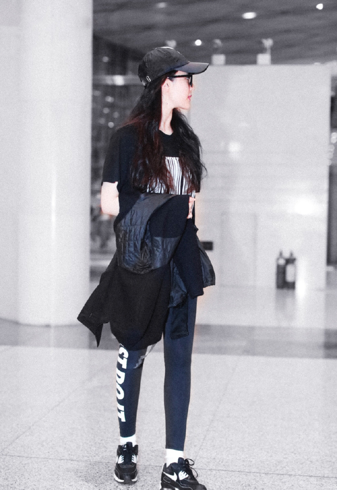 刘亦菲黑色嘻哈风机场街拍照图片图片