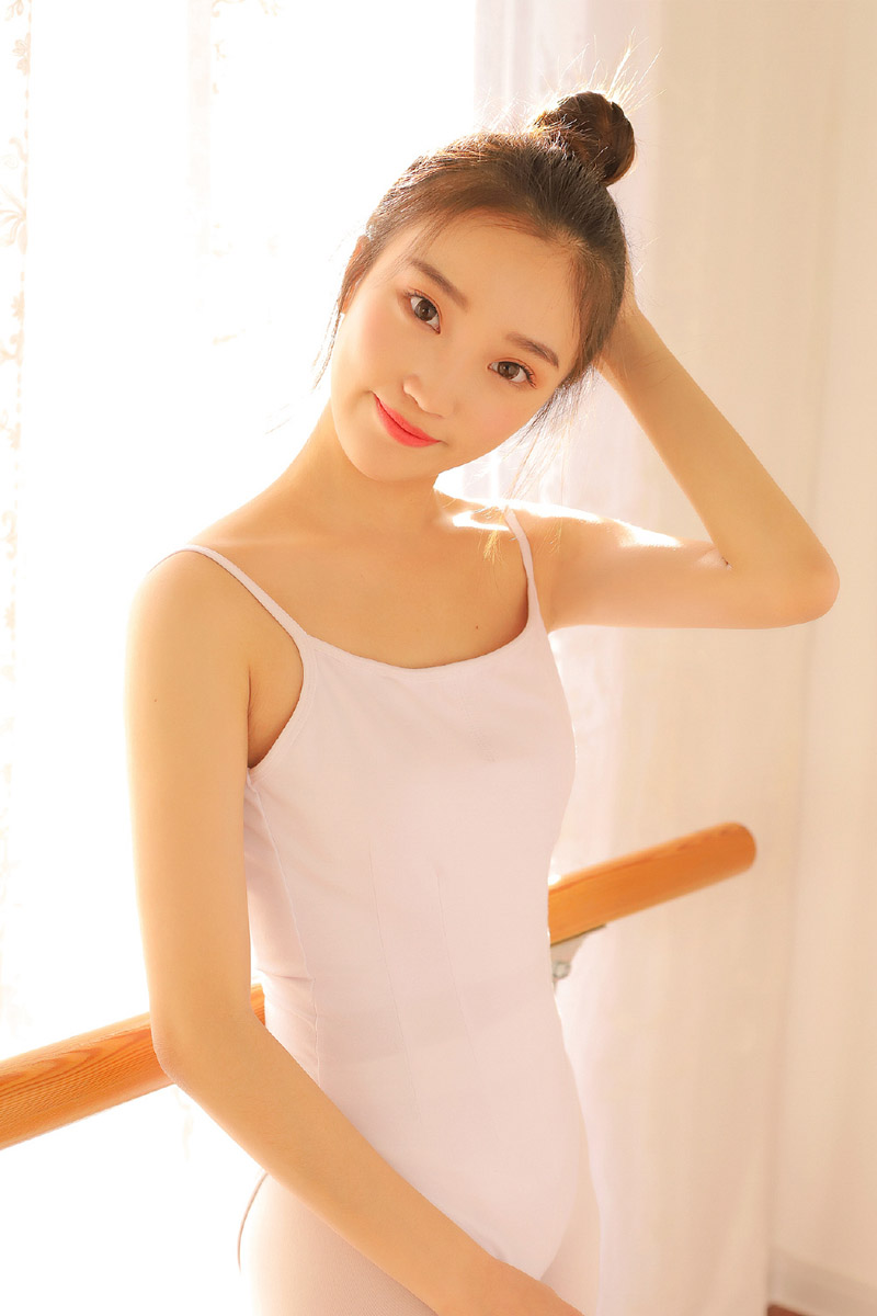 白丝美女吊带舞蹈服装性感图片图片