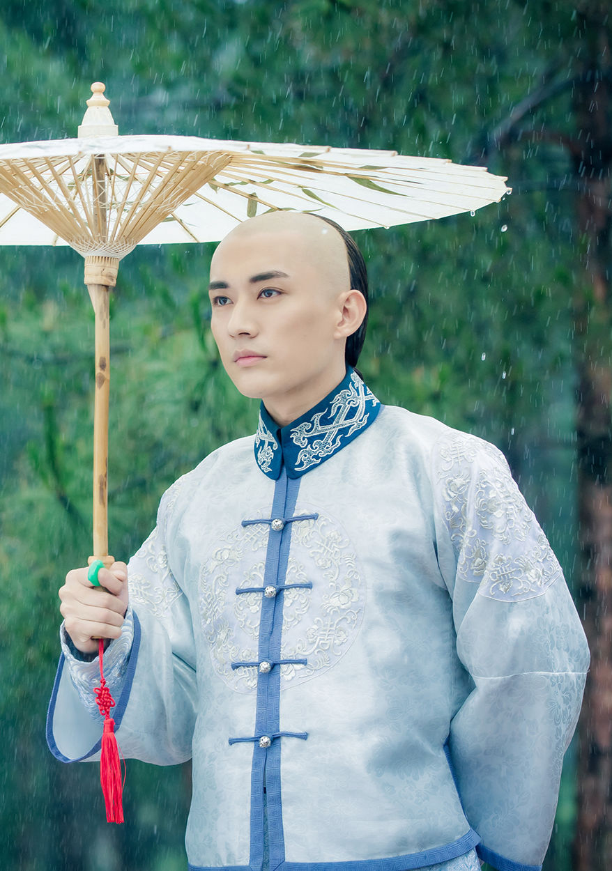 高清山东青岛男演员刘学义文艺街拍图片图片
