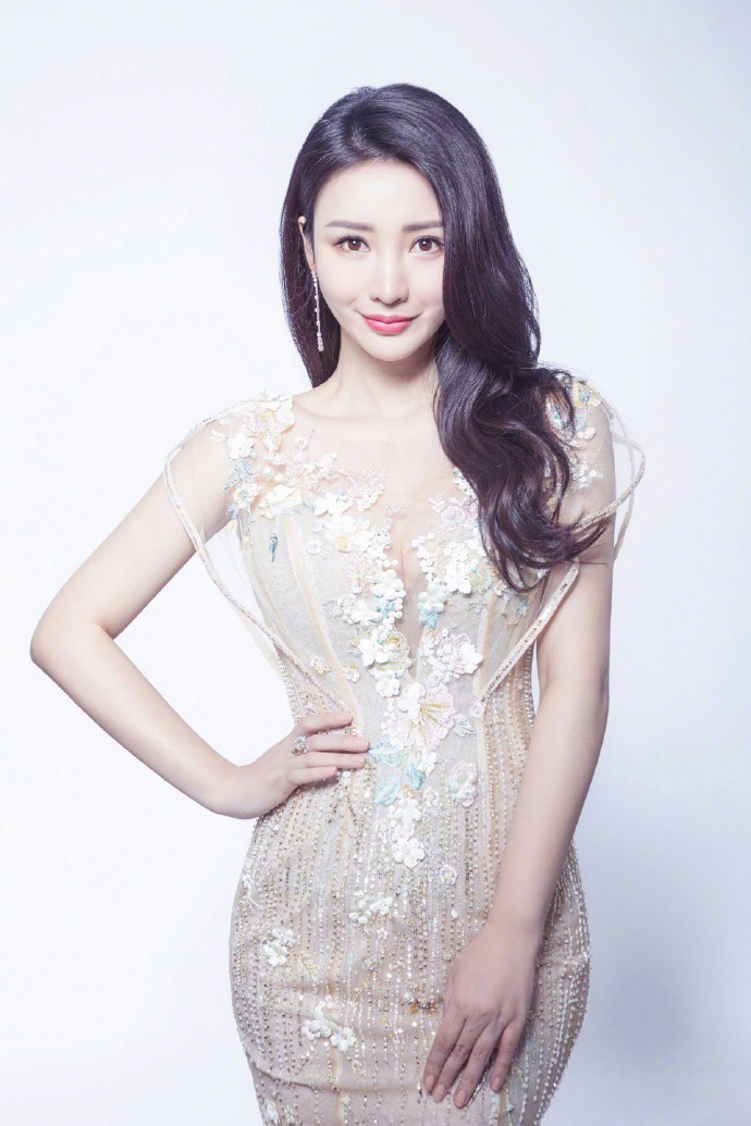 中国内地湖南衡阳女演员柳岩写真电脑桌面壁纸之网络美女图片