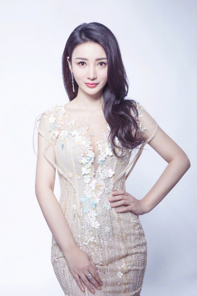 中国内地湖南衡阳女演员柳岩写真电脑桌面壁纸之网络美女图片
