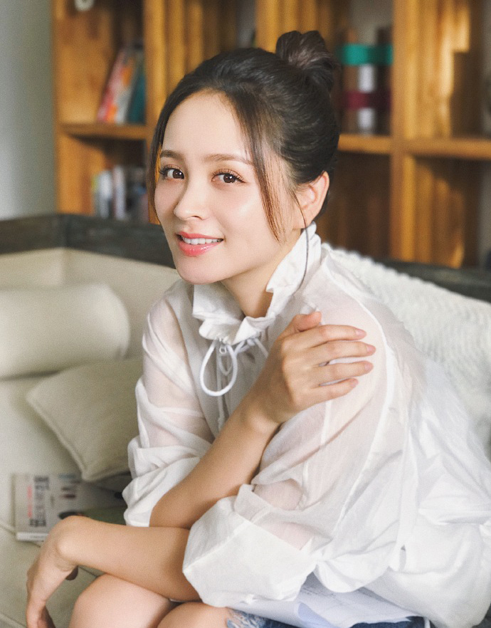 邓莎吊带白裙灵动俏皮写真图片  邓莎图片图片