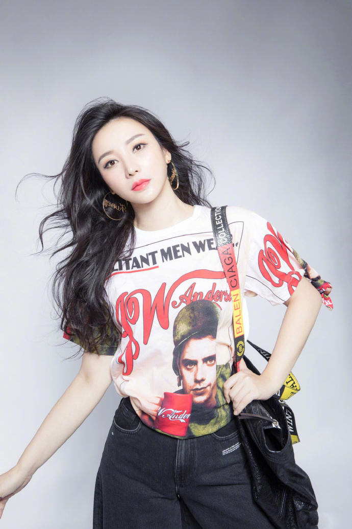 中国内地湖南衡阳女演员柳岩写真电脑桌面壁纸之网络美女图片
