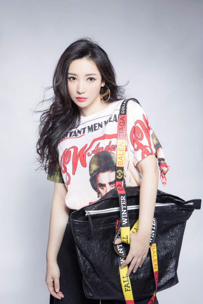 中国内地湖南衡阳女演员柳岩写真电脑桌面壁纸之网络美女图片