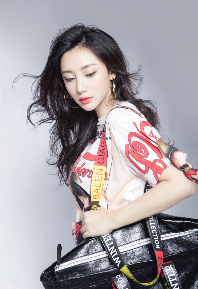 中国内地湖南衡阳女演员柳岩写真电脑桌面壁纸之网络美女图片