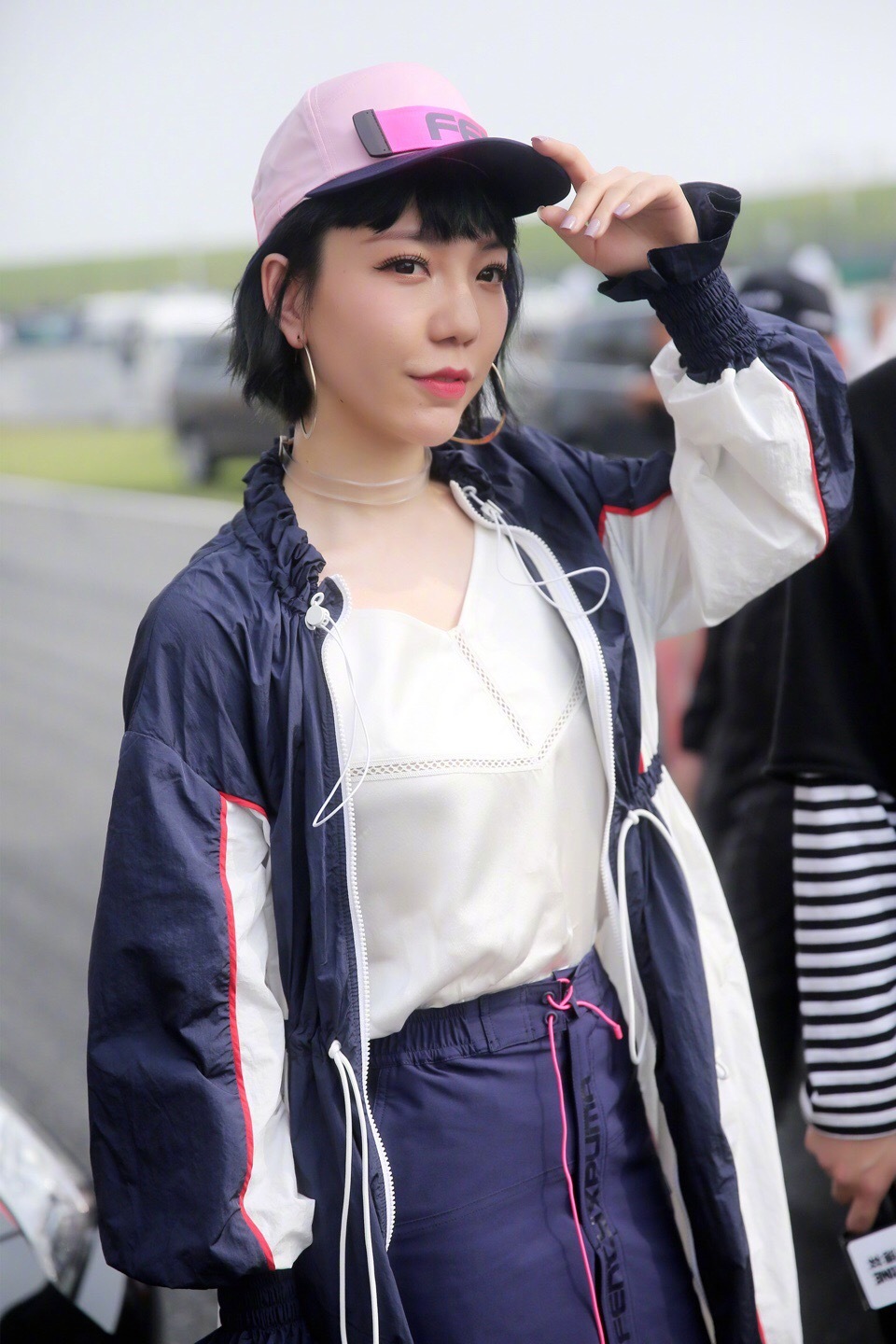 高清大陆黑龙江齐齐哈尔女演员吴莫愁时尚休闲活动照图片图片