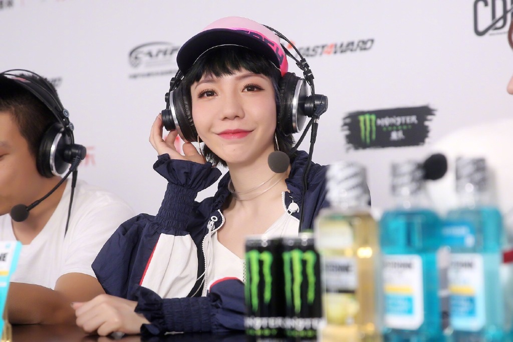高清大陆黑龙江齐齐哈尔女演员吴莫愁时尚休闲活动照图片图片