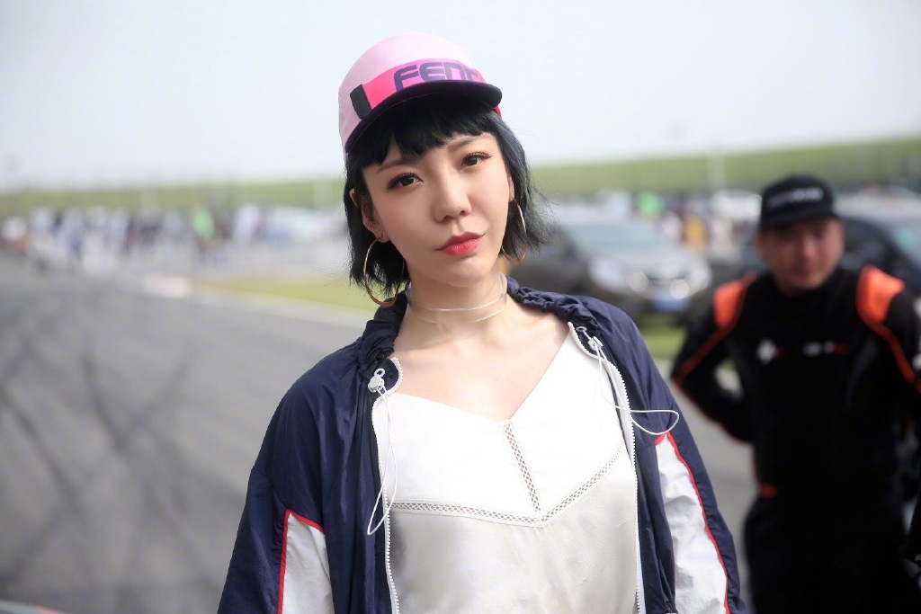 高清大陆黑龙江齐齐哈尔女演员吴莫愁时尚休闲活动照图片图片