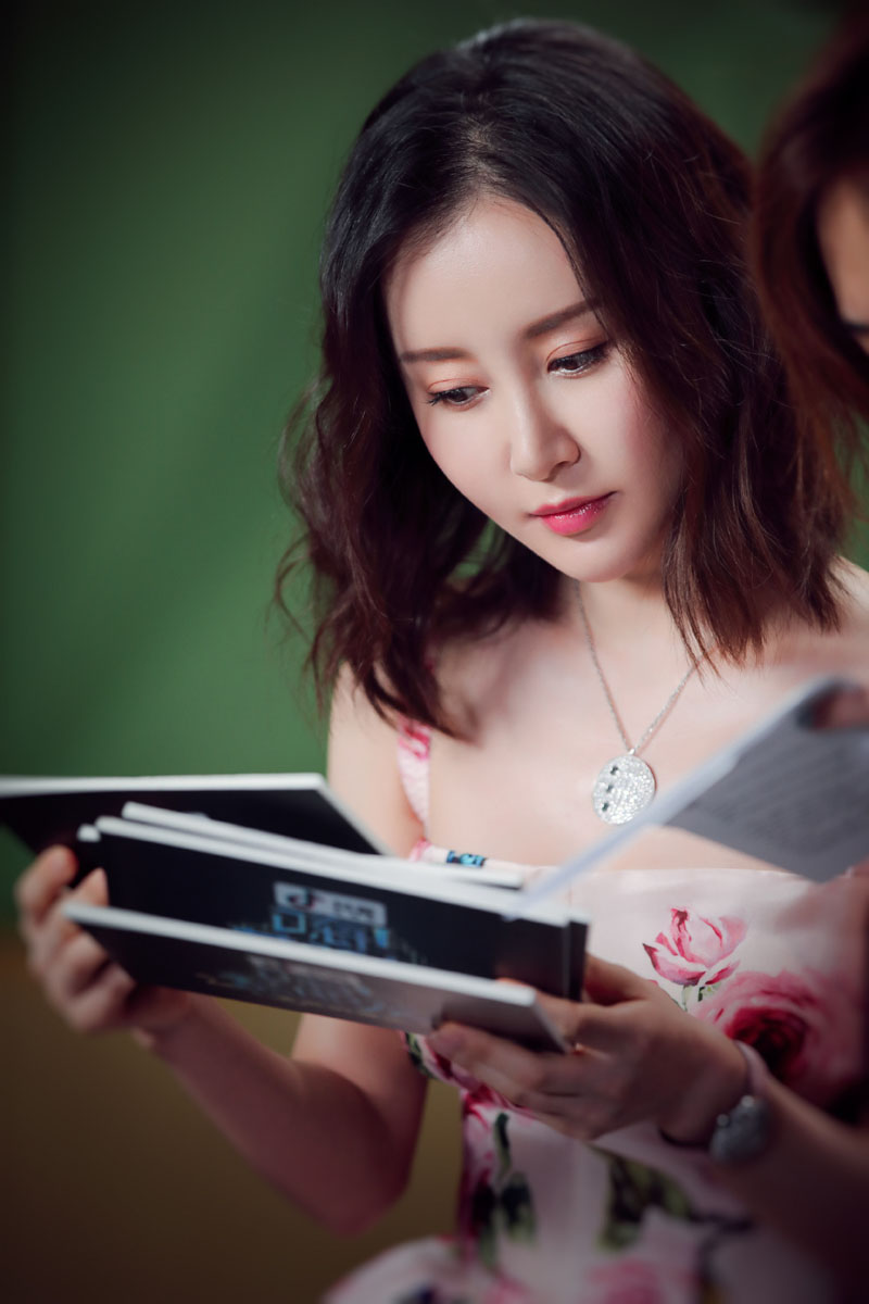 高清吉林美女演员舒畅米色风衣时尚写真图片图片
