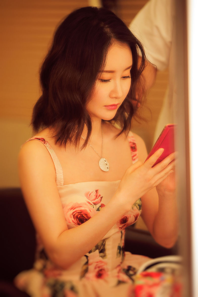 高清吉林美女演员舒畅米色风衣时尚写真图片图片