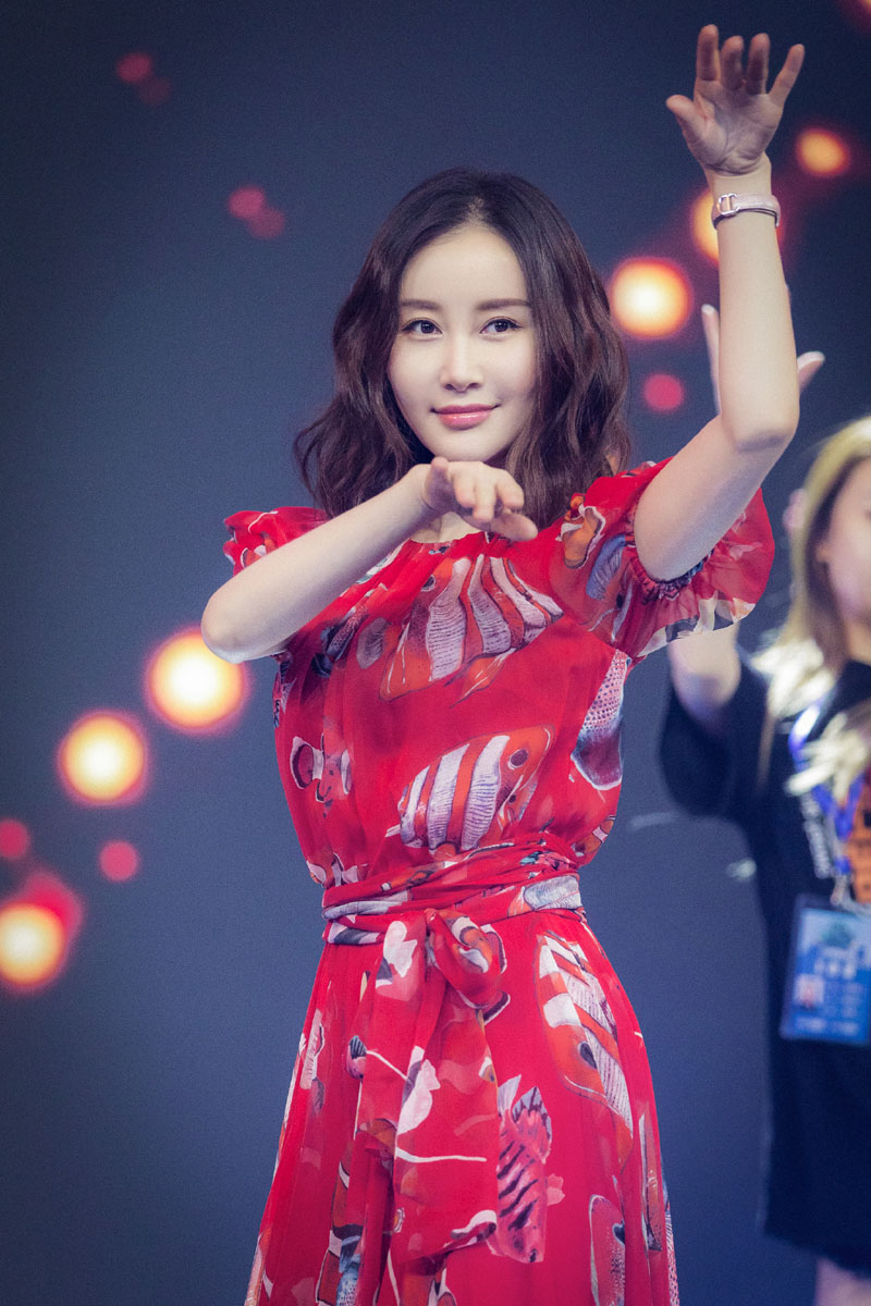 高清吉林美女演员舒畅米色风衣时尚写真图片图片